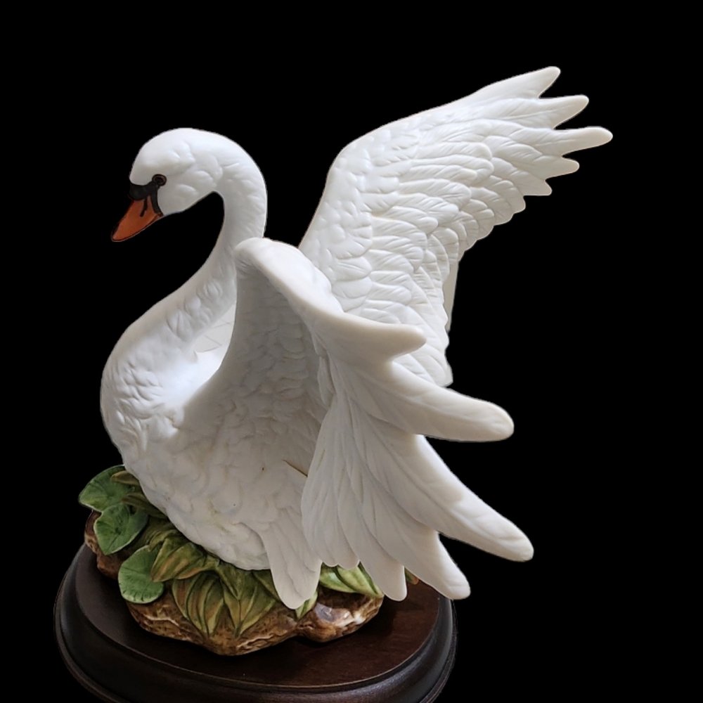 Homeco vintage 1987 masterpiece porcelain swan. NIB